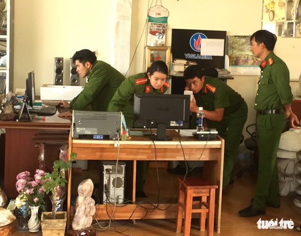 Các cán bộ điều tra kiểm tra máy tính của "siêu giám đốc" Nguyễn Thị Hằng