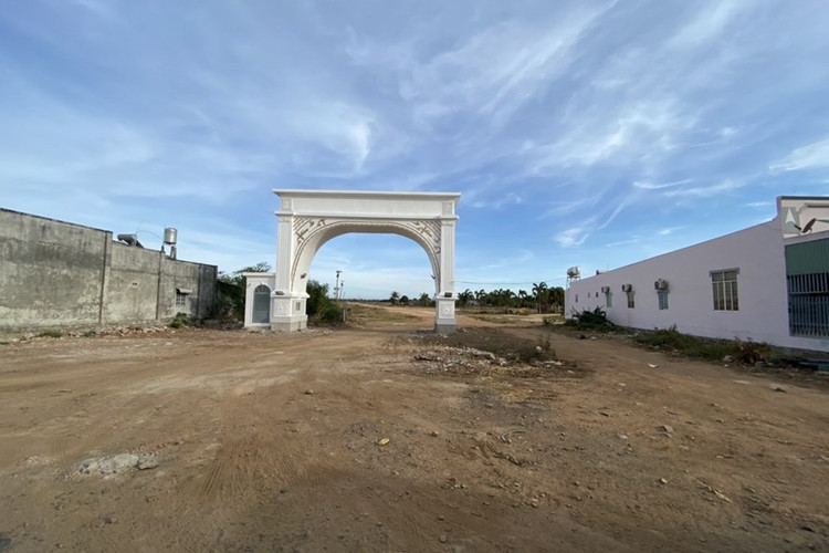 Cổng vào khu đất dự án "ma" có tên Hồ Tràm Riverside.