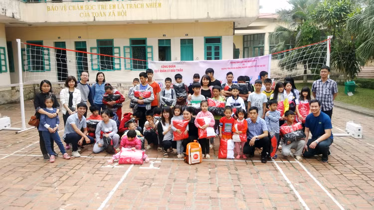 Phó Cục trưởng, Chủ tịch Công đoàn Cục QLĐT Nguyễn Thị Thúy Hằng trao quà cho trẻ em có hoàn cảnh đặc biệt tại Trung tâm Bảo trợ xã hội số 4 của Hà Nội. 