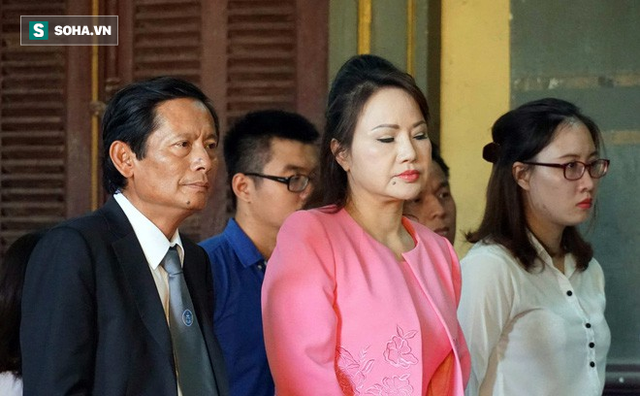 Bà Chu Thị Bình và luật sư của mình.