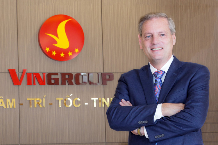 Tổng giám đốc James B.DeLuca