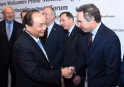 Thủ tướng chào hỏi đại diện các doanh nghiệp Hoa Kỳ tới dự tọa đàm. Ảnh: VGP