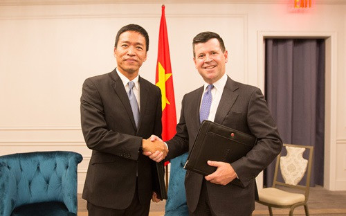 Ông Lê Hồng Minh, Tổng giám đốc VNG và ông McCooey, Phó chủ tịch NASDAQ, trong lễ ký kết bản ghi nhớ chiều 29/5.