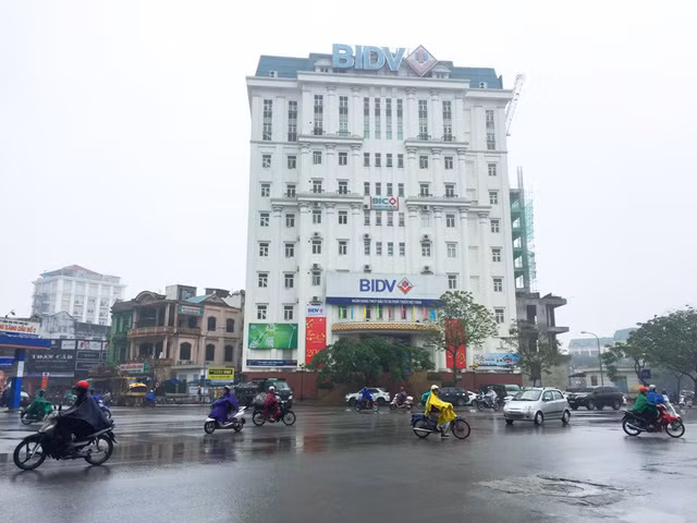 Nhóm đối tượng người Đài Loan và Việt Nam đang rút tiền hơn 355 triệu đồng tại Ngân hàng BIDV Chi nhánh Thừa Thiên Huế đường Hùng Vương thì bị công an bắt giữ