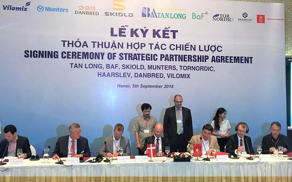 Đại diện các bên tham gia ký kết hợp tác. Ảnh Internet