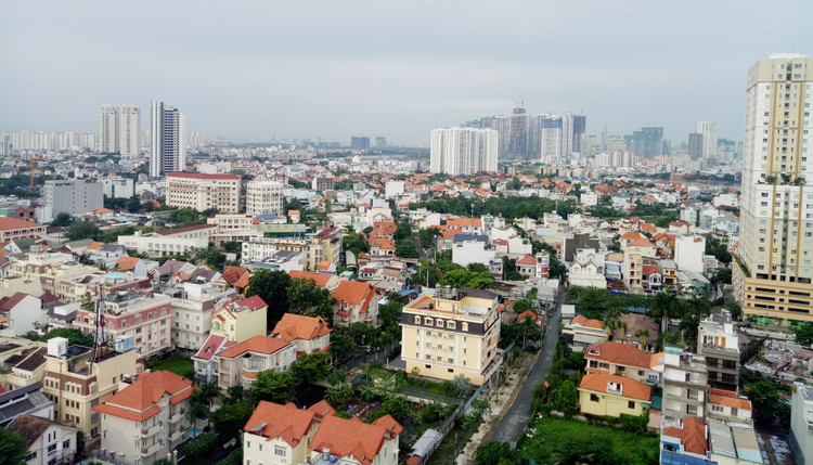 HoREA cho rằng, nên tái điều chỉnh đất đai, tái phân lô đất đai để chỉnh trang - tái phát triển đô thị. Ảnh: Ngô Ngãi