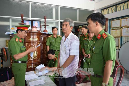 Thi hành lệnh bắt tạm giam ông Diệp Văn Sơn tại nhà riêng.