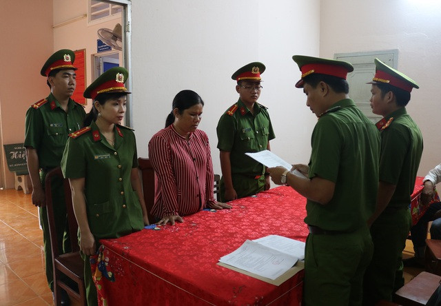 Cơ quan công an đọc lệnh bắt đối với Bùi Thị Kim Dung