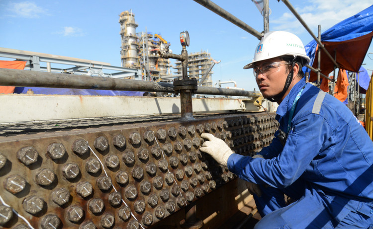 Kỹ sư Vũ Quang Thượng kiểm tra các thiết bị làm mát bằng không khí