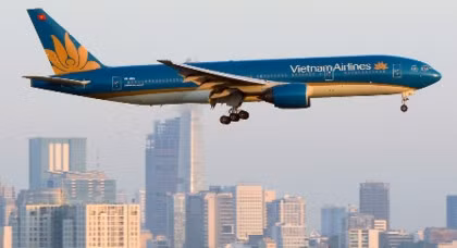 Boeing 777 – 200ER mang số hiệu VN – A143 cất cánh tại sân bay quốc tế Tân Sơn Nhất (Ảnh: yeumaybay.com)