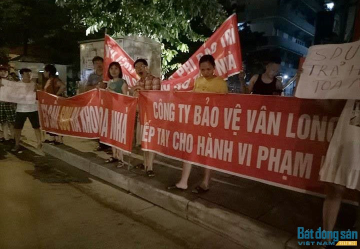 Quá bức xúc, cư dân phải "xuống đường" đòi quyền lợi...