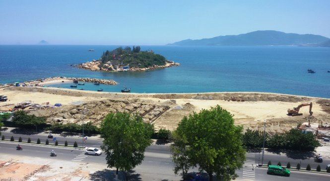 Một phần bãi biển và vịnh Nha Trang đã bị Công ty CP Nha Trang Sao san lấp làm dự án Nha Trang Sao - Ảnh: P.S.N.
