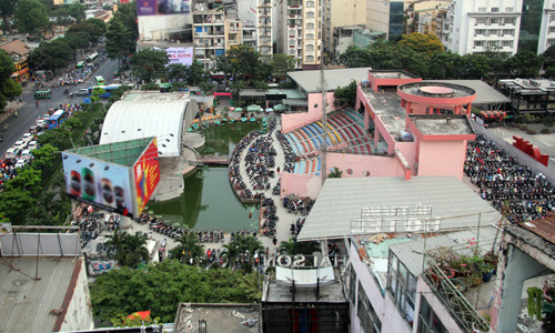 Công viên 23 Tháng 9 bị bãi giữ xe, sân khấu, quán cà phê chiếm đóng trong nhiều năm