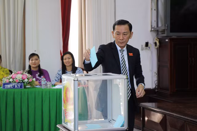 Các đại biểu bỏ phiếu bầu