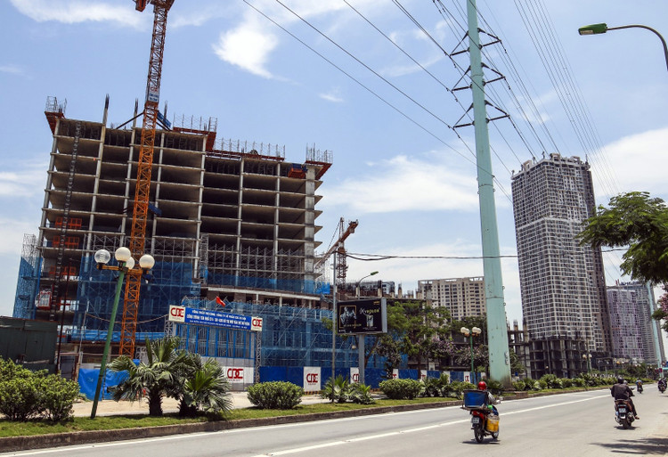 Usilk City là dự án do Công ty Cổ phần Sông Đà Thăng Long làm chủ đầu tư, nằm ngay trên tuyền đường Lê Văn Lương kéo dài và được khởi công từ năm 2008, gồm 9 khối nhà chung cư cao tầng với 2.800 căn hộ chung cư cao cấp, cùng hàng loạt hệ thống công trình 