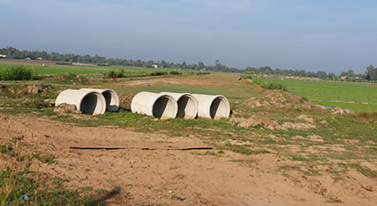 Công trình thi công đường cao tốc Trung Lương - Mỹ Thuận (đoạn huyện Châu Thành, Tiền Giang) đang dở dang