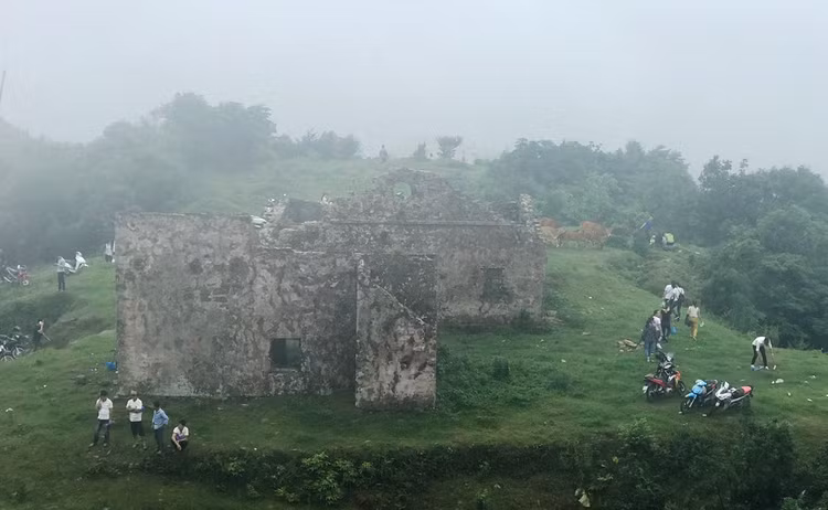 ẫu Sơn gồm một quần thể 80 ngọn núi lớn nhỏ có độ cao 800- 100m so với mực nước biển