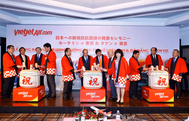 Lãnh đạo cấp cao Việt Nam và Nhật Bản cùng lãnh đạo Vietjet thực hiện nghi thức công bố đường bay mới