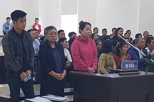 Từ trái qua, bị cáo Hiếu, Sen, Mười.