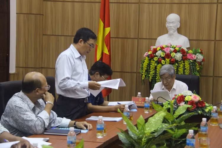 Ông Nguyễn Cao Ký (TGĐ PC Khánh Hòa) báo cáo trước Đoàn ĐBQH tỉnh Khánh Hòa