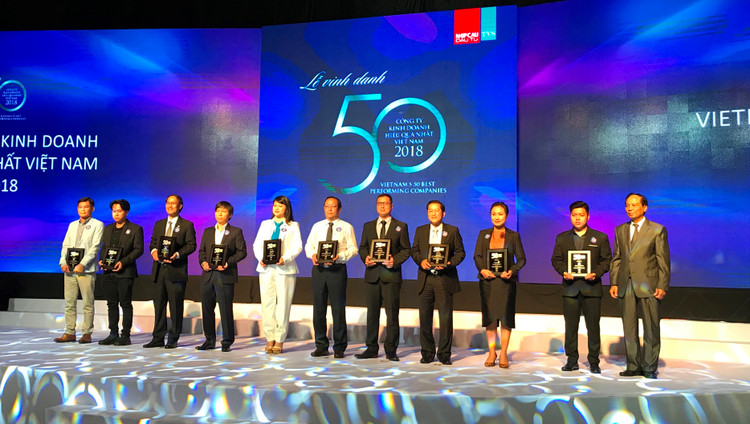 Ông Phạm Quốc Thanh - Phó Tổng giám đốc HDBank nhận giải Top các doanh nghiệp kinh doanh hiệu quả nhất Việt Nam