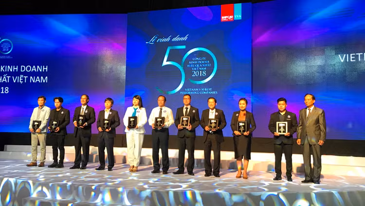 Ông Phạm Quốc Thanh - Phó Tổng giám đốc HDBank nhận giải Top các doanh nghiệp kinh doanh hiệu quả nhất Việt Nam