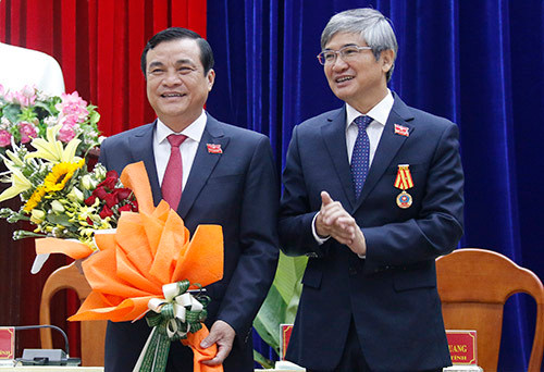 Ông Phan Việt Cường (trái) nhận hoa chúc mừng từ người tiền nhiệm Nguyễn Ngọc Quang.