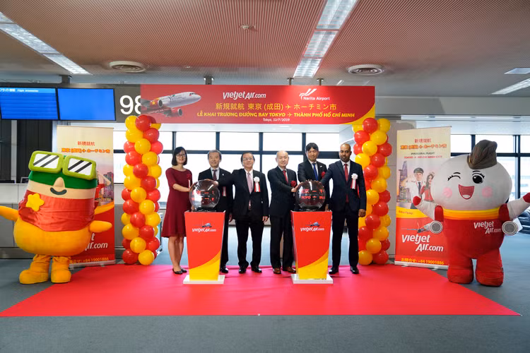 Các đại diện lãnh đạo từ Đại sứ quán Việt Nam tại Nhật Bản, Sân bay quốc tế Narita, Vietjet, Bộ Đất đai, Hạ tầng, Giao thông và Du lịch Nhật Bản và Cơ quan xúc tiến du lịch Nhật Bản cùng tham gia vào nghi thức khai trương đường bay mới của Vietjet.