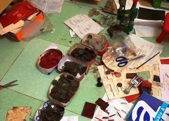 Tang vật trong một vụ làm giả bằng cấp tại TP.HCM - Ảnh: TTO