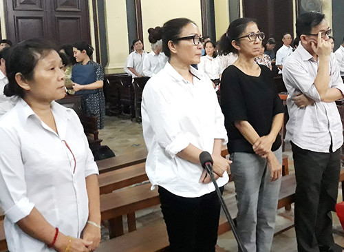 Bị cáo Trương Vui trong cùng.