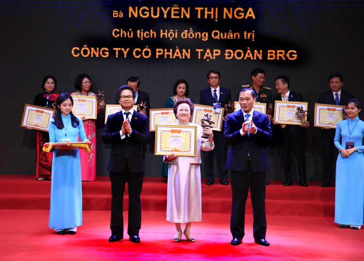 Madame Nguyễn Thị Nga được vinh danh trong Top 20 doanh nhân tiêu biểu nhất năm 2019