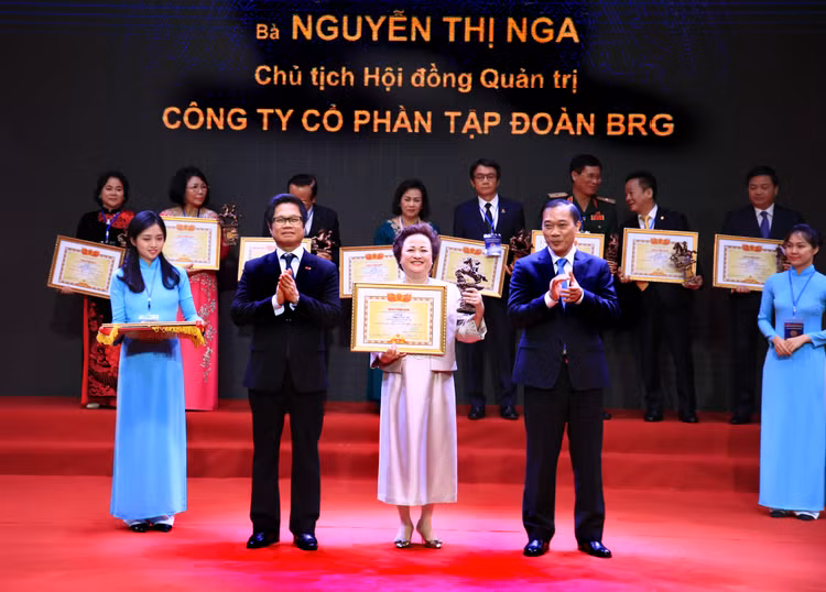 Madame Nguyễn Thị Nga được vinh danh trong Top 20 doanh nhân tiêu biểu nhất năm 2019