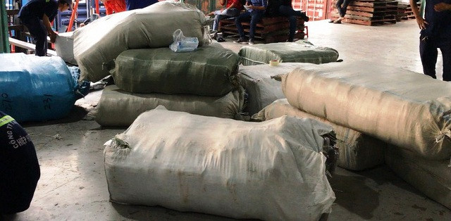 Lô hàng quần áo nhập khẩu từ Trung Quốc bị hải quan phát hiện "đội lốt" hàng Việt Nam và Hàn Quốc.