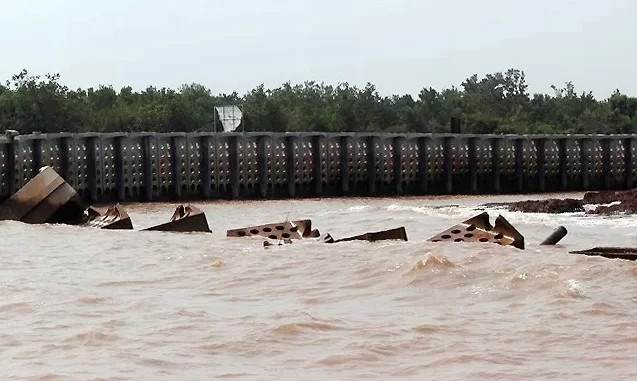 Các đốt kè bê tông bị sóng đánh ngã la liệt
