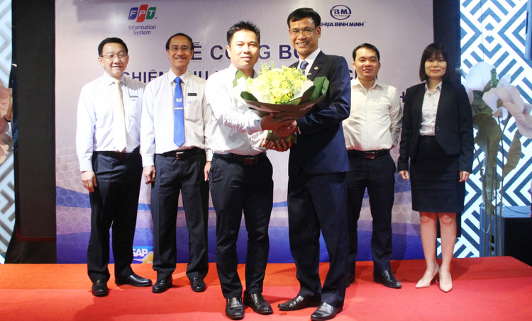 Đại diện lãnh đạo FPT IS và Nhựa Bình Minh trao hoa chúc mừng