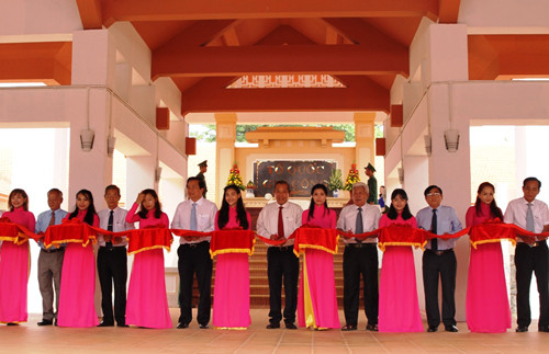 Phó Thủ tướng và các đại biểu cắt băng khánh thành Khu di tích. Ảnh: VGP