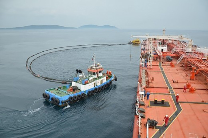 Hoạt động nhập dầu thô tại phao rót dầu không bến