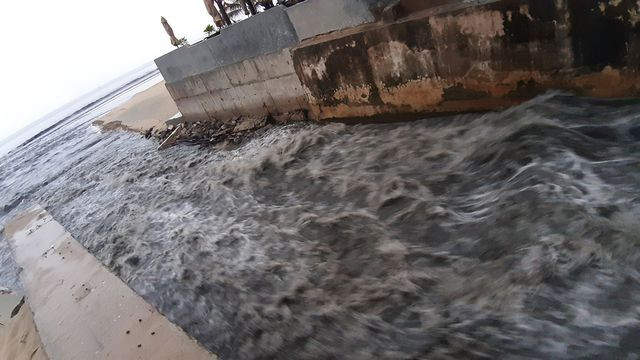 Các cống xử lý thoát nước ven biển Đà Nẵng thường xuyên bị quá tải; nước thải chưa qua xử lý tràn ra biển. Một trong những nguyên nhân của tình trạng này là lượng nước thải của các công trình, khách sạn, nhà hàng ở khu vực này quá lớn.