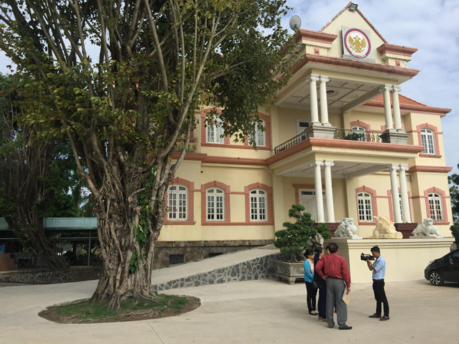 Khách hàng kéo đến trụ sở Công ty Phi Long đòi đất. CTV