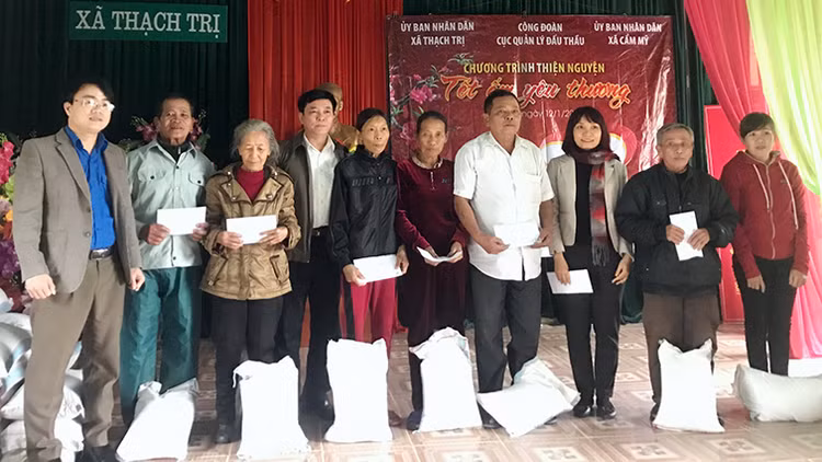 Công đoàn Cục QLĐT trao 100 suất quà Tết tới các hộ nghèo Hà Tĩnh