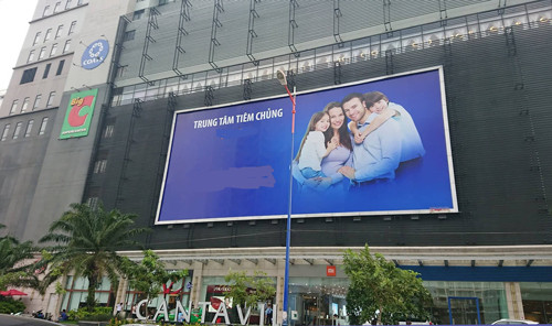 Thương hiệu Parkson không còn thấy ở mặt tiền toà nhà Cantavil mà thay vào đó là biển hiệu của một trung tâm tiêm chủng.