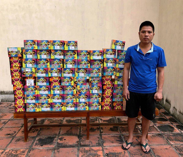 Đối tượng Hòa cùng tang vật.