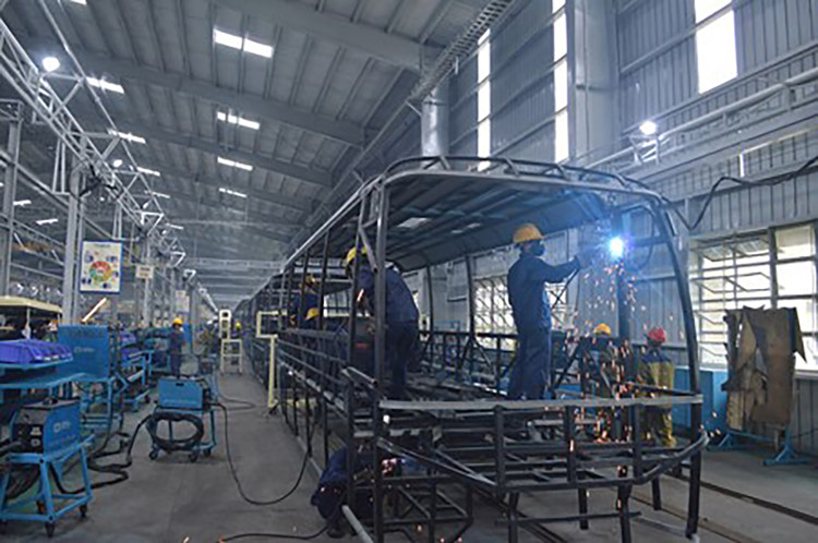 Nhà máy sản xuất xe bus của Công ty đã trở lại sản xuất bình thường. Ảnh: VGP