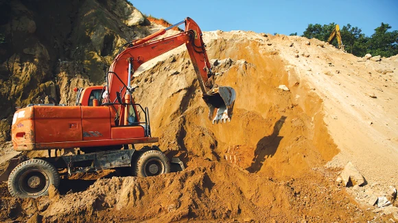 Khối lượng đất khai thác từ 11 mỏ đất dùng san lấp cho các dự án trọng điểm quốc gia trên địa bàn tỉnh Quảng Ngãi. Ảnh: Nhã Chi