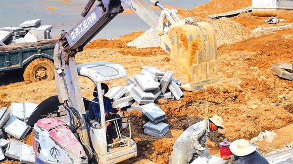 Gói thầu số 17 thuộc Dự án Khắc phục các điểm sạt lở bờ sông Trà Câu (tỉnh Quảng Ngãi) có giá dự toán 57,179 tỷ đồng. Ảnh minh họa: T. Phương