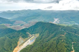 Những dãy núi ngáng trở giao thương đã bị chinh phục hoàn toàn bằng bàn tay và khối óc của người Việt Nam