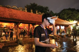 Khách tham quan trải nghiệm không gian văn hóa tại Văn Miếu - Quốc Tử Giám với sự hỗ trợ của công nghệ số. Ảnh: Minh Sơn