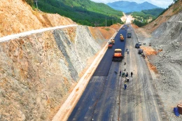 4 km đường cao tốc thuộc dự án thành phần đoạn Quy Nhơn - Chí Thạnh vẫn chưa hoàn thành theo kế hoạch. Ảnh: Thu Dịu
