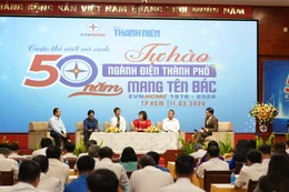 Nhà văn Trầm Hương (áo đỏ), nhiếp ảnh gia Vũ Hải Sơn (áo xanh), Anh hùng lao động Trương Thái Sơn (người đeo caravat) và đại diện 2 khách hàng của ngành điện tham gia chương trình giao lưu