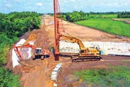 Giá vật liệu xây dựng và nhiên liệu đồng loạt leo thang đang tạo áp lực lớn lên các nhà thầu, đặc biệt tại các dự án giao thông trọng điểm. Ảnh: Lê Tiên 